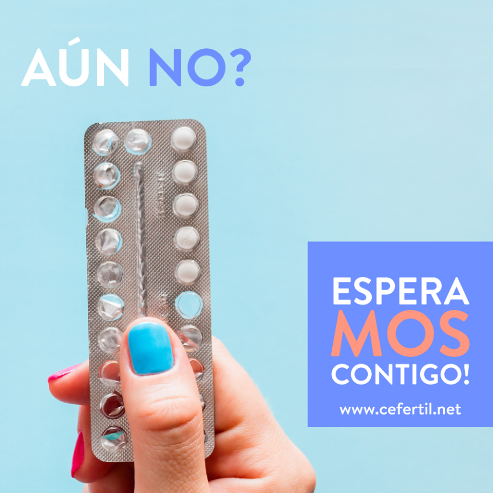 Man de una mujer sosteniendo pastillas anticonceptivas - reserva ovárica